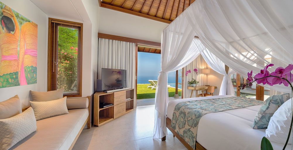 Sol y Mar - Restful master bedroom overlooking the Indian Ocean